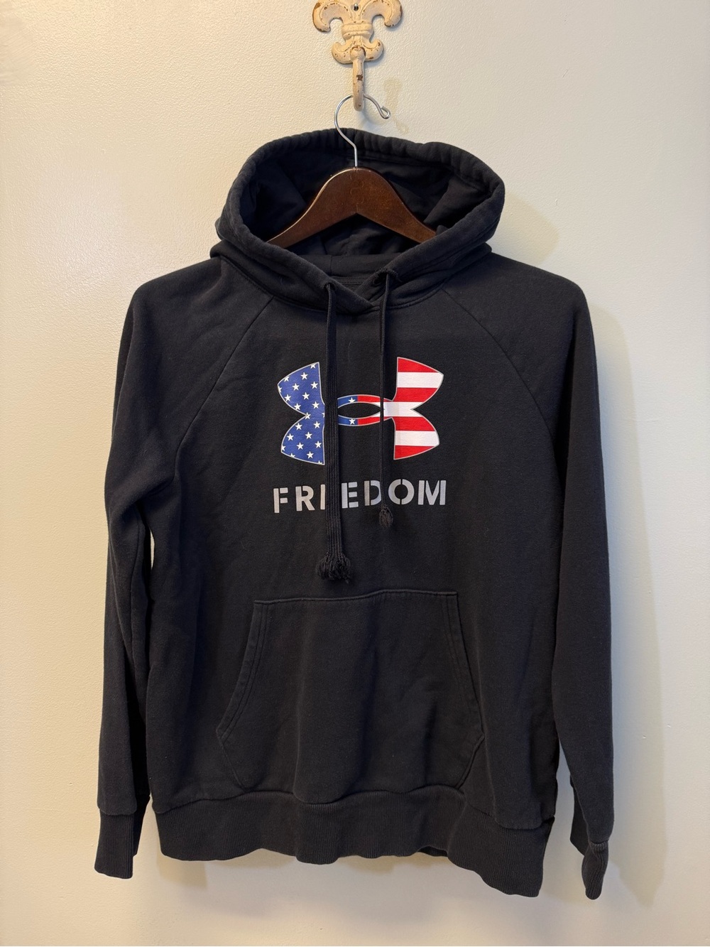 Under Armour black hoodie Small sweatshirt Freedom